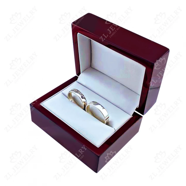 Red glossy box for wedding rings Photo-2