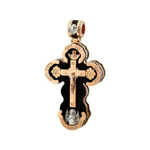 Krzyż z twarzami świętych na drewnianej podstawie