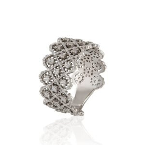 Szeroki pierścionek z białego złota z rozproszonymi kamieniami.