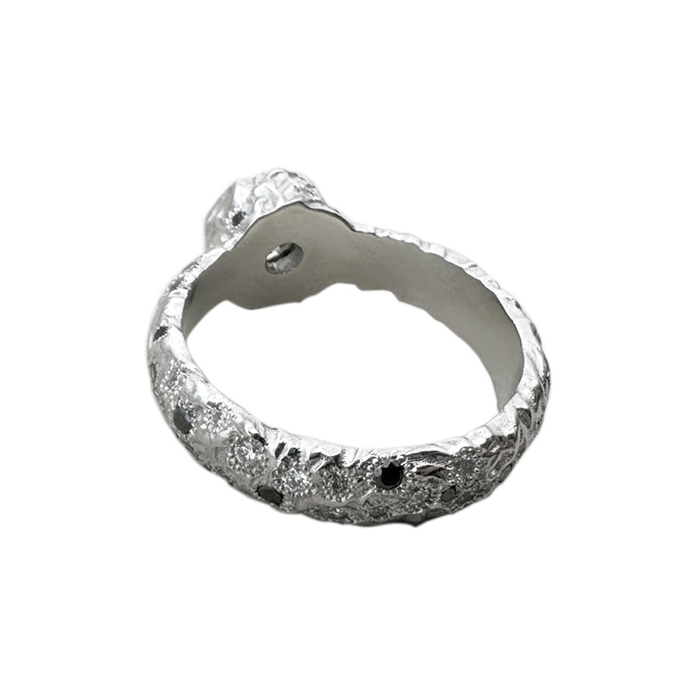 Pierścionek zaręczynowy z teksturą - obrazek 3