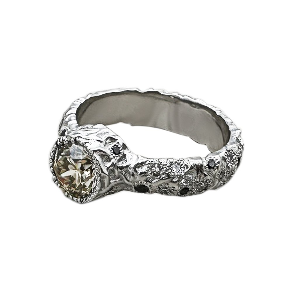 Pierścionek zaręczynowy z teksturą - obrazek 2